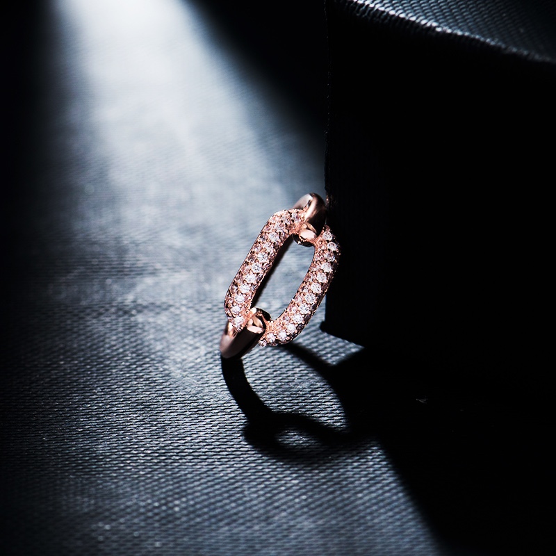 💰80  高品质❗Apm monaco椭圆锁扣玫瑰金戒指！高级时尚感环绕，玫瑰金色搭配枚红钻和白钻，一下子就气质十足，非常高雅的配色，奢华大气应对所有场合～码数678