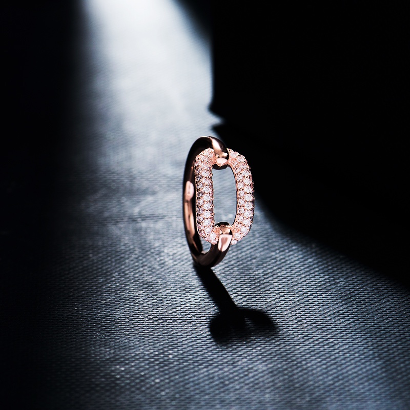 💰80  高品质❗Apm monaco椭圆锁扣玫瑰金戒指！高级时尚感环绕，玫瑰金色搭配枚红钻和白钻，一下子就气质十足，非常高雅的配色，奢华大气应对所有场合～码数678