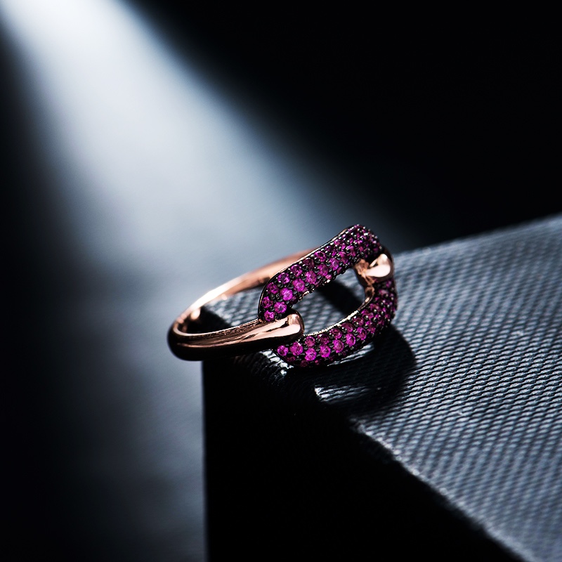 💰80  高品质❗Apm monaco椭圆锁扣玫瑰金戒指！高级时尚感环绕，玫瑰金色搭配枚红钻和白钻，一下子就气质十足，非常高雅的配色，奢华大气应对所有场合～码数678