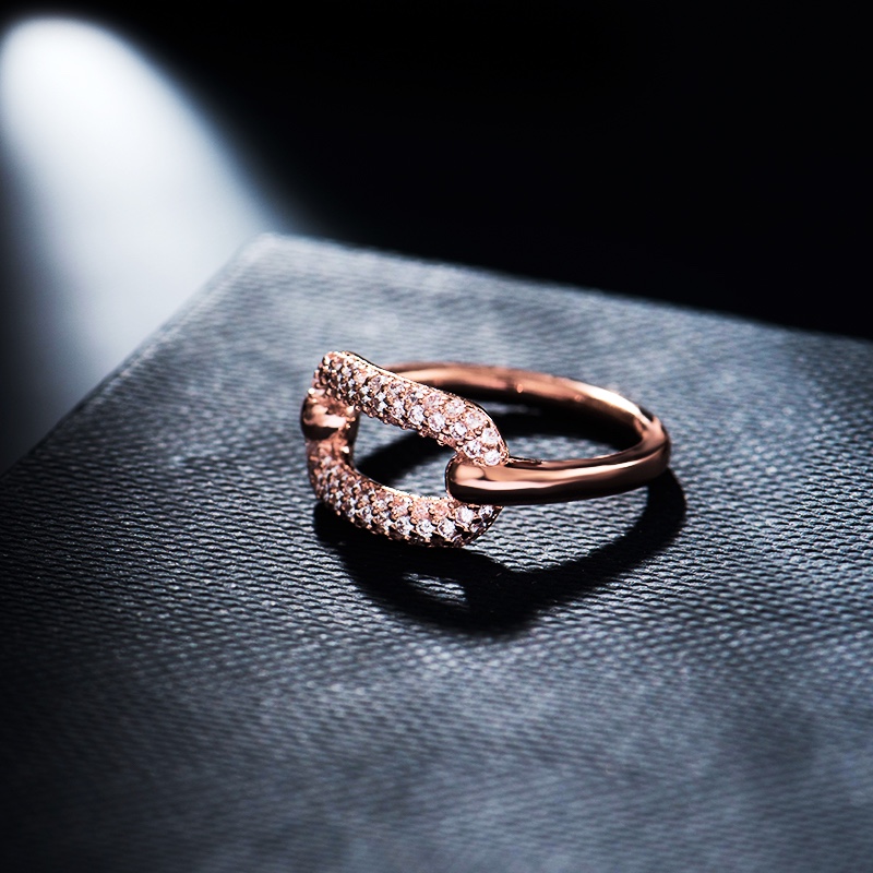 💰80  高品质❗Apm monaco椭圆锁扣玫瑰金戒指！高级时尚感环绕，玫瑰金色搭配枚红钻和白钻，一下子就气质十足，非常高雅的配色，奢华大气应对所有场合～码数678