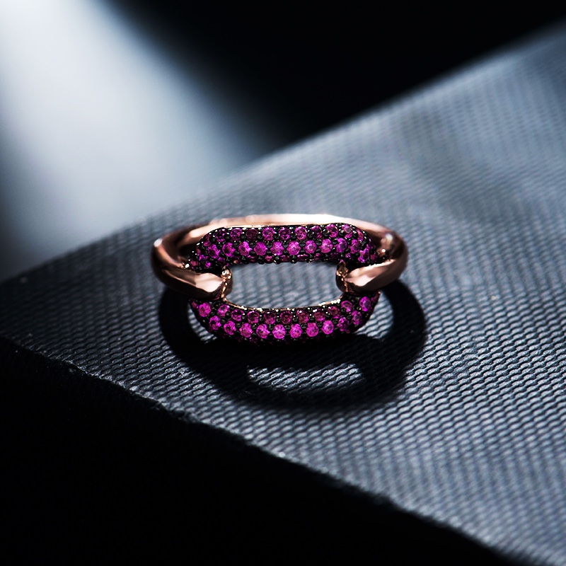 💰80  高品质❗Apm monaco椭圆锁扣玫瑰金戒指！高级时尚感环绕，玫瑰金色搭配枚红钻和白钻，一下子就气质十足，非常高雅的配色，奢华大气应对所有场合～码数678