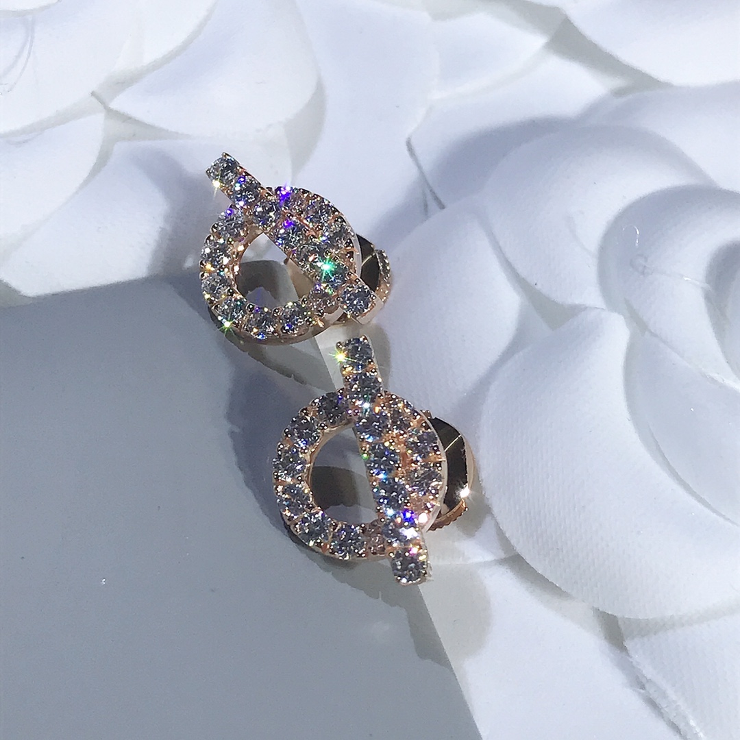 NO:669617,Real shot. The diamonds are all set by hand. The diamonds do not lose their sparkle. The lines at the bottom are very three-dimensional and the texture is very high-end. The bottom of the stick is fully printed and stamped. In stock, 88220, Cardia high-end jewelry.19860909实物拍摄 全手镶嵌的钻,钻不失火彩 底部线条非常立体 质感非常高级 棍子底部字印和钢印都齐全 现货,88220,,卡迪亚高端饰品,Jewelry