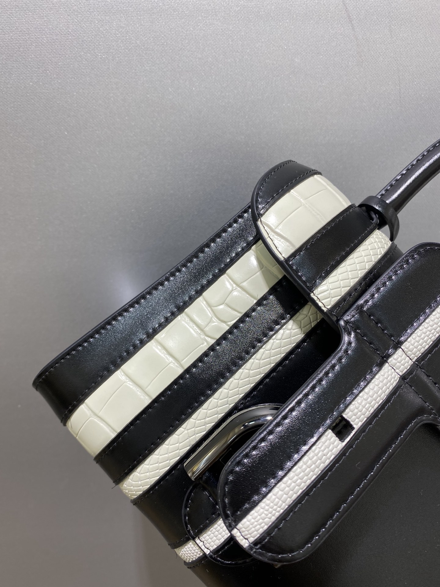 DelvauxBL系列黑色/白色box皮白色蜥蜴纹蟒蛇纹与鳄鱼纹相间跨越两个世纪的传奇奢侈皮具品牌超柔软