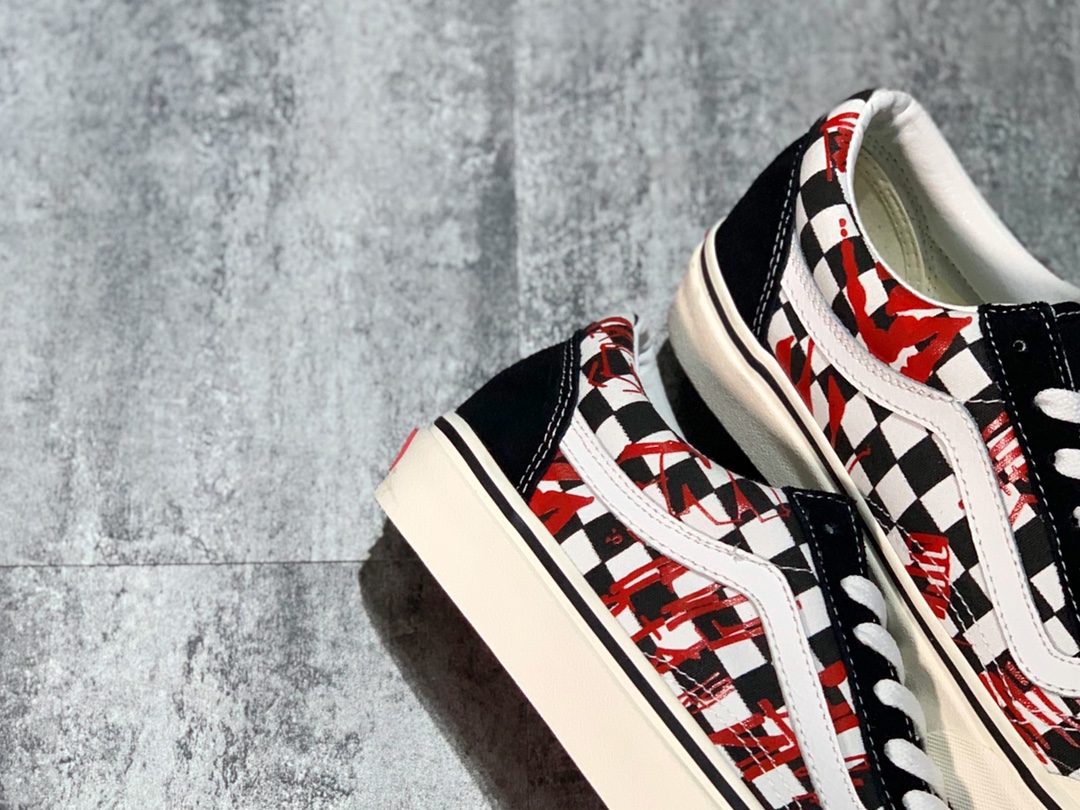 150 Vans Crew Style 36 黑红涂鸦棋盘格印花 半月包头塑造复古鞋型