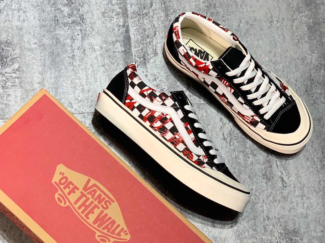 150 Vans Crew Style 36 黑红涂鸦棋盘格印花 半月包头塑造复古鞋型