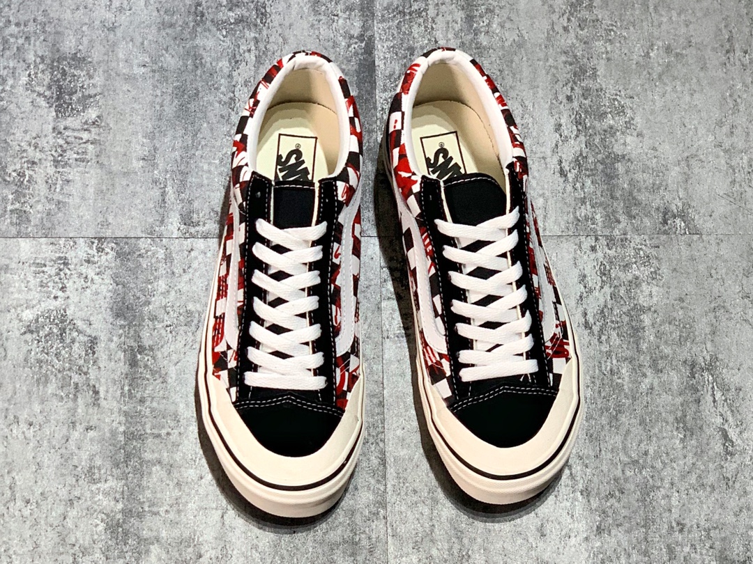 150 Vans Crew Style 36 黑红涂鸦棋盘格印花 半月包头塑造复古鞋型