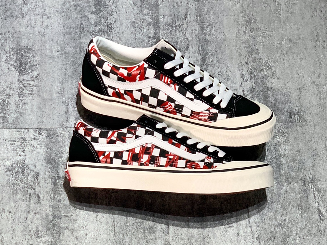 150 Vans Crew Style 36 黑红涂鸦棋盘格印花 半月包头塑造复古鞋型