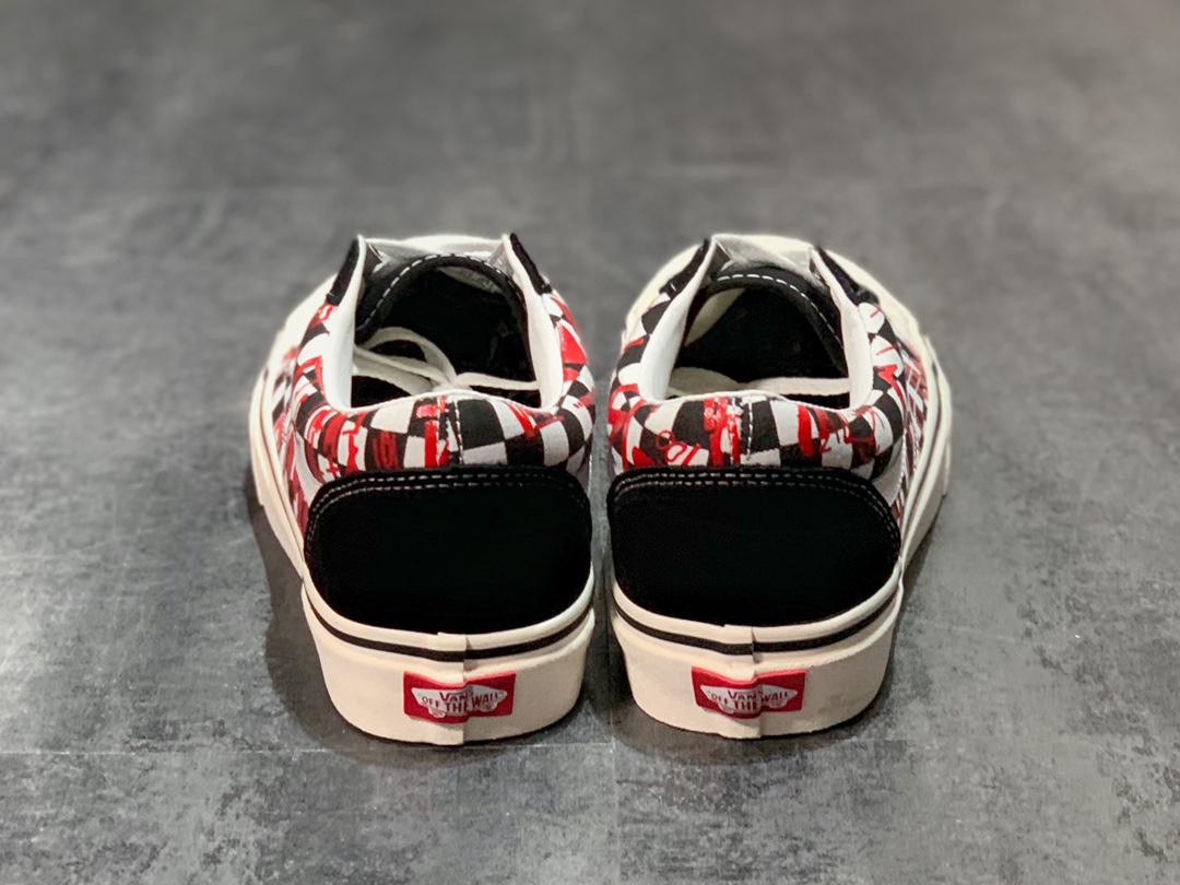 150 Vans Crew Style 36 黑红涂鸦棋盘格印花 半月包头塑造复古鞋型