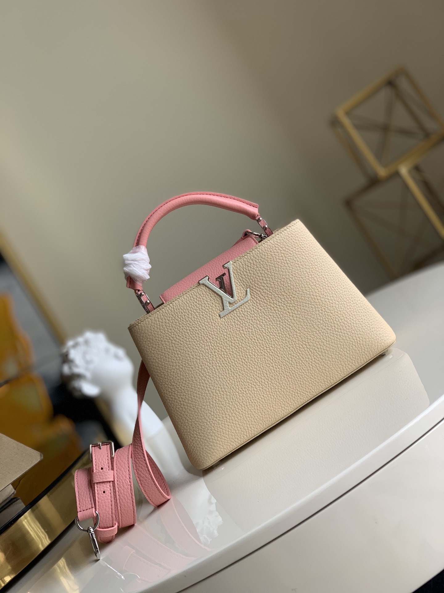 NO:396047,【Exclusive real photo M55910 apricot color small】Capucines BB mini handbag is perfectly matched with stylish mini size and trendy bright colors. Capucines BB mini handbag is decorated in shiny palladium and is equipped with a removable long strap for casual shoulder or lateral back size 27.0 x 21.0 x 10.0 cm J.1200, LV [original leather], louis vuitton19860909【独家实拍M55910杏色拼小号】Capucines BB 迷你手袋以时尚的迷你尺寸和极富潮流感的鲜明色彩完美搭配从经典到前卫的各种穿着风格. Capucines BB 迷你手袋采用了闪亮的钯金装饰,配有用于休闲肩背或斜背的可脱卸长包带 size 27.0 x 21.0 x 10.0 cm J.1200,LV【原厂皮】,louis vuitton,Bag