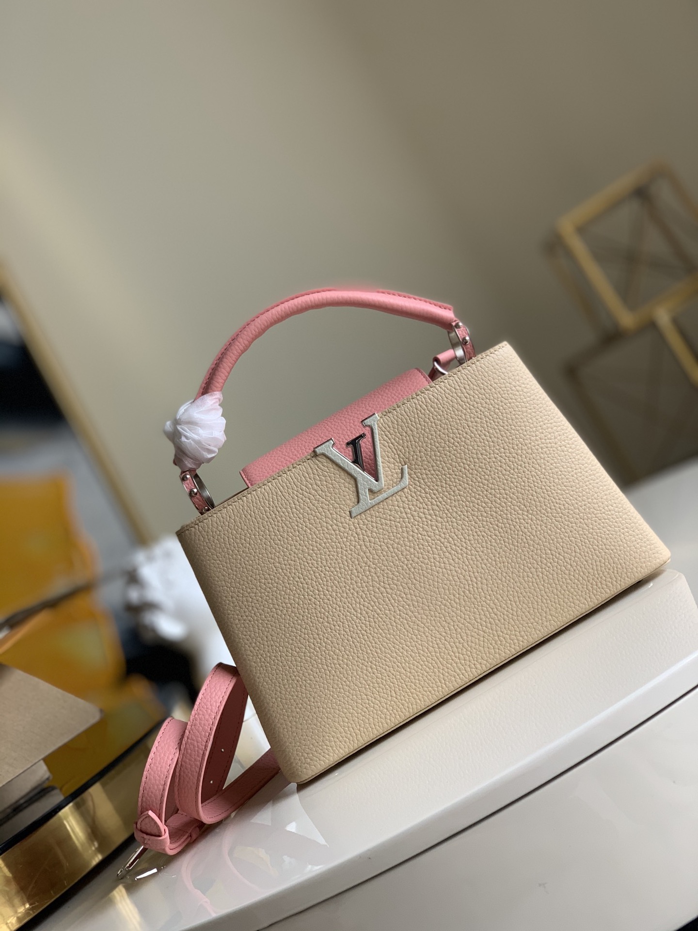 NO:396050,[Exclusive real photo of M55910 apricot color medium size] CAPUCINES medium size handbag, brand new Capucines story. Exquisite metallic Monogram floral bands make this classic handbag exude a softer temperament. The exquisite black body is paired with golden corolla decoration, elegant and practical. Pictures with boutique packaging size 31.5*20*11CM J.1300, LV [original leather], louis vuitton19860909【独家实拍M55910杏色拼中号】CAPUCINES 中号手袋,全新的Capucines故事.精致的金属色Monogram花卉饰带,使此款经典手袋散发出更加柔美的气质.精致的黑色包身搭配金色花冠装饰,优雅而实用.配图片精品包装尺寸31.5*20*11CM J.1300,LV【原厂皮】,louis vuitton,Bag