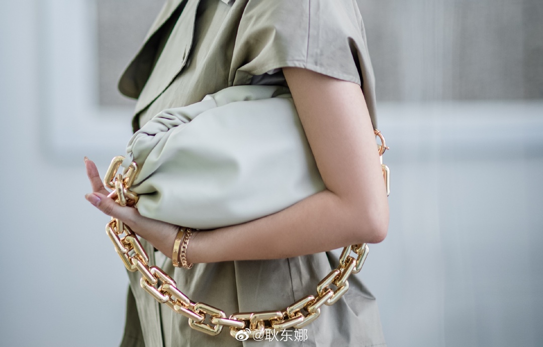 Bottega Veneta ๐๐๐ ๐พ๐๐ผ๐๐ ๐๐๐๐พ๐ 31CM BAG 620230็ฝ่ฒ/้้พ