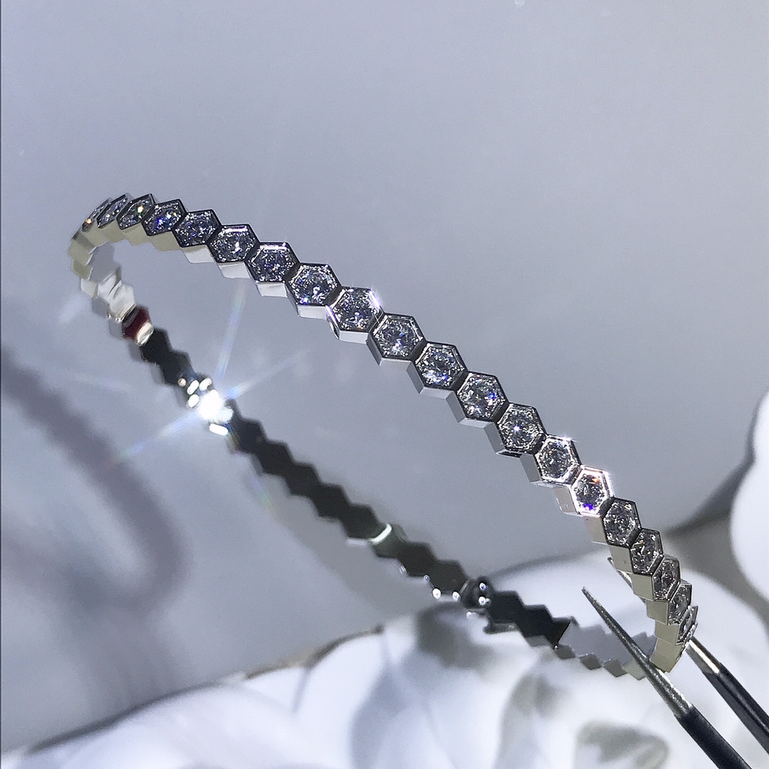 NO:669551,CHA#MET is a new full-diamond honeycomb bracelet. The entire bracelet is fully CNC machine-carved. It perfectly carves out the soul of the honeycomb. It is super clean and three-dimensional. All the diamonds are micro-set by hand. It is super sparkling... In stock...,,bracelet, Cartier high-end jewelry19860909CHA#MET 新款的满钻蜂巢手镯,整个手镯全CNC机车精雕成型 完美的雕出蜂巢的灵魂,超级干净立体 钻全部手工微镶 超级闪闪闪…… 现货……,,bracelet,卡迪亚高端饰品,Jewelry
