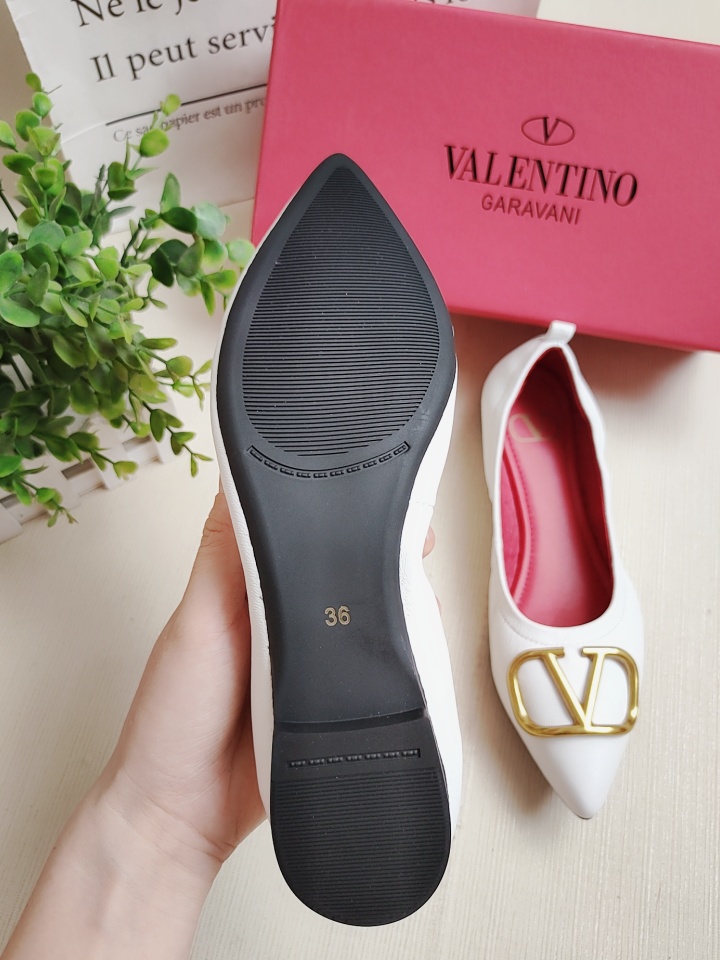 p170
华伦天奴 Valentino舒适软底蛋卷鞋 开车休闲鞋 舞蹈鞋 6色可选 
面料采用进口柔软羊皮
内里采用水染头层猪皮
大底采用开模滴胶大底
颜色:黑 粉 白 兰 橘红 黑羊筋 
码数:34-42   （34..41..42为定做码不退不换）