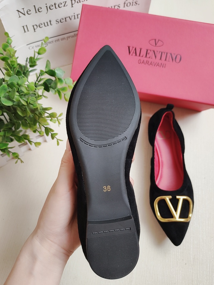 p170
华伦天奴 Valentino舒适软底蛋卷鞋 开车休闲鞋 舞蹈鞋 6色可选 
面料采用进口柔软羊皮
内里采用水染头层猪皮
大底采用开模滴胶大底
颜色:黑 粉 白 兰 橘红 黑羊筋 
码数:34-42   （34..41..42为定做码不退不换）