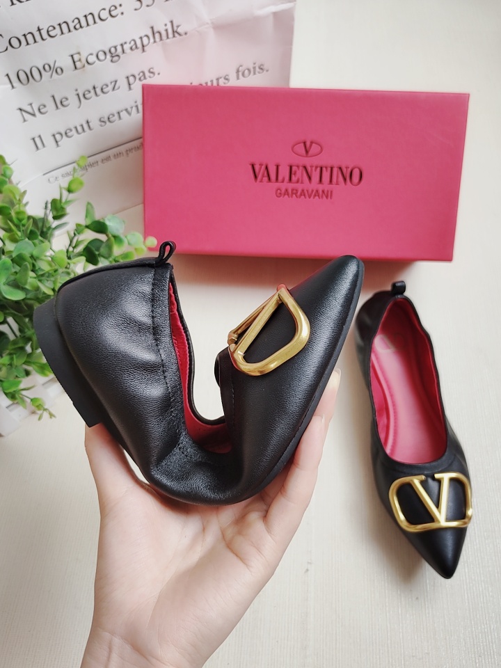 p170
华伦天奴 Valentino舒适软底蛋卷鞋 开车休闲鞋 舞蹈鞋 6色可选 
面料采用进口柔软羊皮
内里采用水染头层猪皮
大底采用开模滴胶大底
颜色:黑 粉 白 兰 橘红 黑羊筋 
码数:34-42   （34..41..42为定做码不退不换）