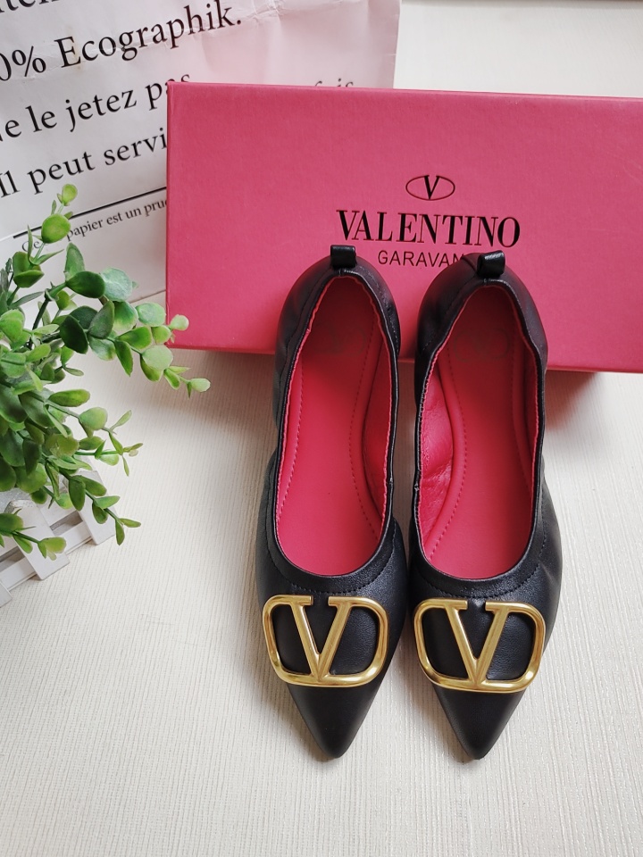 p170
华伦天奴 Valentino舒适软底蛋卷鞋 开车休闲鞋 舞蹈鞋 6色可选 
面料采用进口柔软羊皮
内里采用水染头层猪皮
大底采用开模滴胶大底
颜色:黑 粉 白 兰 橘红 黑羊筋 
码数:34-42   （34..41..42为定做码不退不换）
