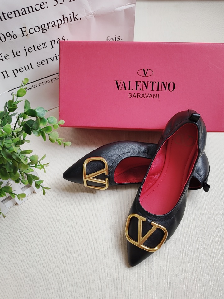 p170
华伦天奴 Valentino舒适软底蛋卷鞋 开车休闲鞋 舞蹈鞋 6色可选 
面料采用进口柔软羊皮
内里采用水染头层猪皮
大底采用开模滴胶大底
颜色:黑 粉 白 兰 橘红 黑羊筋 
码数:34-42   （34..41..42为定做码不退不换）
