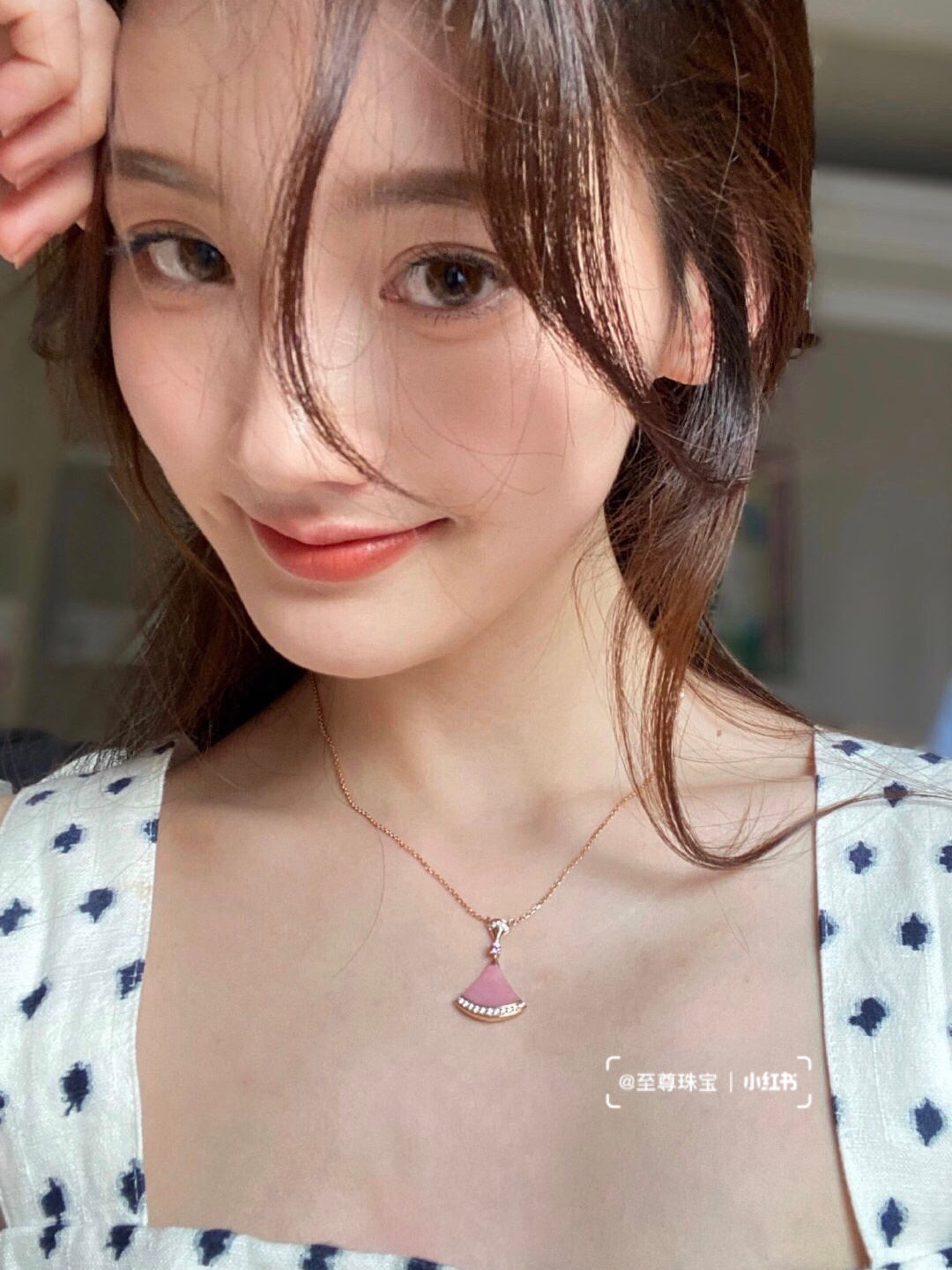 NO:661537,Recommended Valentine’s Day gifts. It’s so pretty. I’m going to blow up this Bulgari pink fan necklace. Bvlgari’s Chinese Valentine’s Day special. It’s so pretty!  [Color R] 18K rose gold, pink opal, pink sapphire, inlaid with diamonds. The color scheme is very suitable for the feeling of love. Super exquisite!  Pair it with a skirt and you will instantly transform into a gentle lady. PS Bvlgari limited edition, Bvlgari necklace, bvlgari, skirts, necklace19860909情人节礼物推荐 太好看了吹爆这款宝格丽粉色扇子项链 宝格丽七夕情人节特别款 太好看啦！[色色R] 18K色玫瑰金 粉红色蛋白石 粉红色蓝宝石 镶嵌钻石 配色很适合恋爱感觉 超级精致！ 搭配裙子 立马变身温柔小姐姐 PS 宝格丽限量款哦,宝格丽项链,bvlgari,skirts,necklace,Jewelry