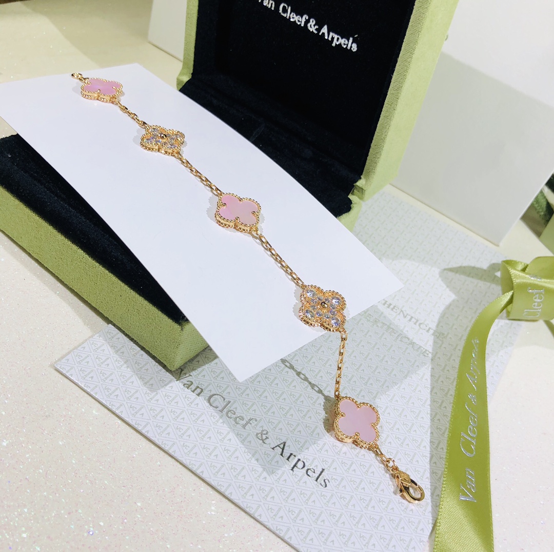 NO:102968,New pink shells, champagne color purchasing agent genuine original diamond buckle, highest level Van Clerk, Arpels vca, four-leaf clover, five-flower bracelet material is high-end customized 925 sterling silver thick gold plated, high-definition lettering, the latest original diamond buckle in the counter!  ,Vca bracelet,van clear,bracelet,pure silver19860909新款粉贝 香槟色代购正品 原版菱形扣 最高级别 梵克雅宝 vca 四叶草 五花 手链材质为高端定制925纯银镀厚金,高清刻字,专柜最新款原装菱形◇扣！,Vca手链,van cleef,bracelet,pure silver,Jewelry