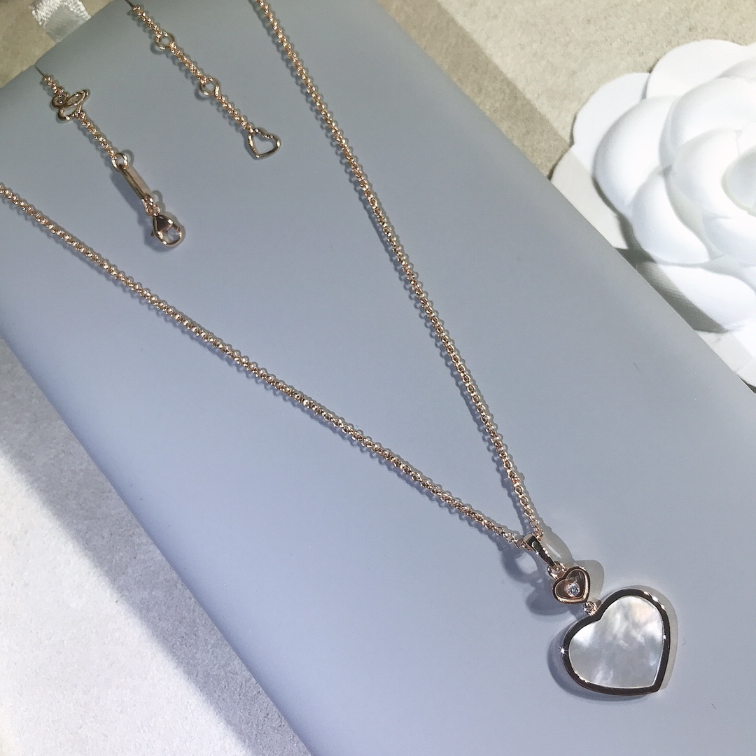 NO:632580,Chopard Hay Hearts series 88280 is not ordinary glass, we have the same sapphire glass lens as Z, the same sapphire mirror used in high-end watches, which is super wear-resistant and more translucent than ordinary glass. The heart is CNC carved, very three-dimensional and clean, with a super prominent texture, complete details, word stamps and steel stamps, ready for sale...,,chopard, Cartier high-end jewelry19860909萧邦Hay Hearts系列88280 小心上不是普通玻璃,我们是跟Z一样的蓝宝石玻璃镜片,跟高端手表用的一样的蓝宝石镜面,超级耐磨而且比普通玻璃更透光,心是CNC精雕成型,非常立体干净质感超级凸显,细节,字印钢印全齐,现货……,,chopard,卡迪亚高端饰品,Jewelry