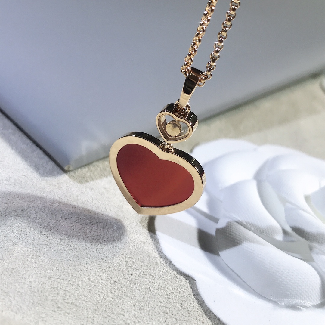 NO:634297,Chopard Hay Hearts series, the hearts are not ordinary glass, we have the same sapphire glass lens as Z, the same sapphire mirror used in high-end watches, which is super wear-resistant and more translucent than ordinary glass. The heart is CNC carved, very three-dimensional and clean, with super prominent texture, complete details and stamps, ready for sale... 88290,,chopard, Cartier high-end jewelry19860909萧邦Hay Hearts系列 心上不是普通玻璃,我们是跟Z一样的蓝宝石玻璃镜片,跟高端手表用的一样的蓝宝石镜面,超级耐磨而且比普通玻璃更透光,心是CNC精雕成型,非常立体干净质感超级凸显,细节,字印钢印全齐,现货……88290,,chopard,卡迪亚高端饰品,Jewelry