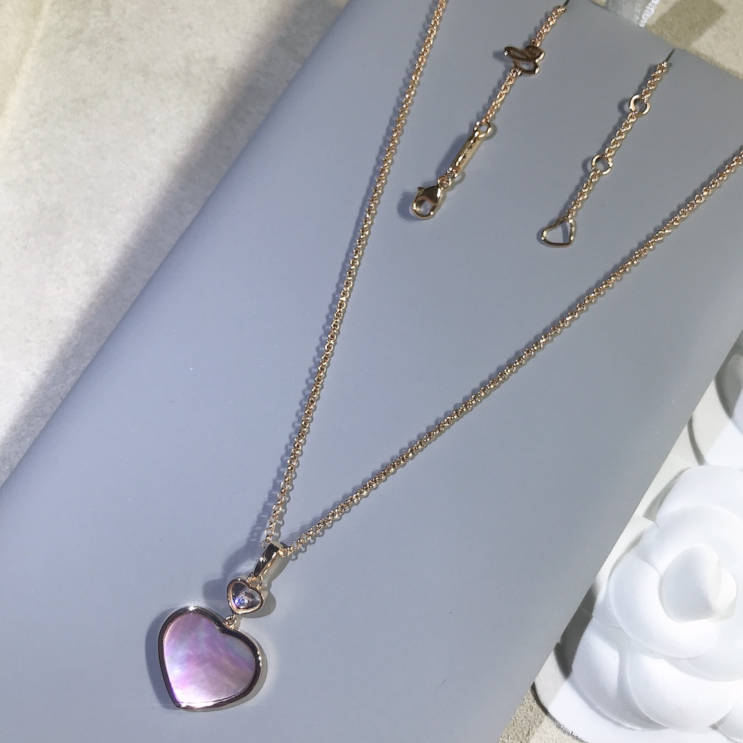 NO:634295,Chopard Hay Hearts series is not ordinary glass, we have the same sapphire glass lens as Z, the same sapphire mirror used in high-end watches, which is super wear-resistant and more translucent than ordinary glass. The heart is CNC carved, very three-dimensional and clean, with a super prominent texture. The details and word stamps are complete, ready for sale...88290,,chopard,Cardia high-end jewelry19860909萧邦Hay Hearts系列 小心上不是普通玻璃,我们是跟Z一样的蓝宝石玻璃镜片,跟高端手表用的一样的蓝宝石镜面,超级耐磨而且比普通玻璃更透光,心是CNC精雕成型,非常立体干净质感超级凸显,细节,字印钢印全齐,现货……88290,,chopard,卡迪亚高端饰品,Jewelry