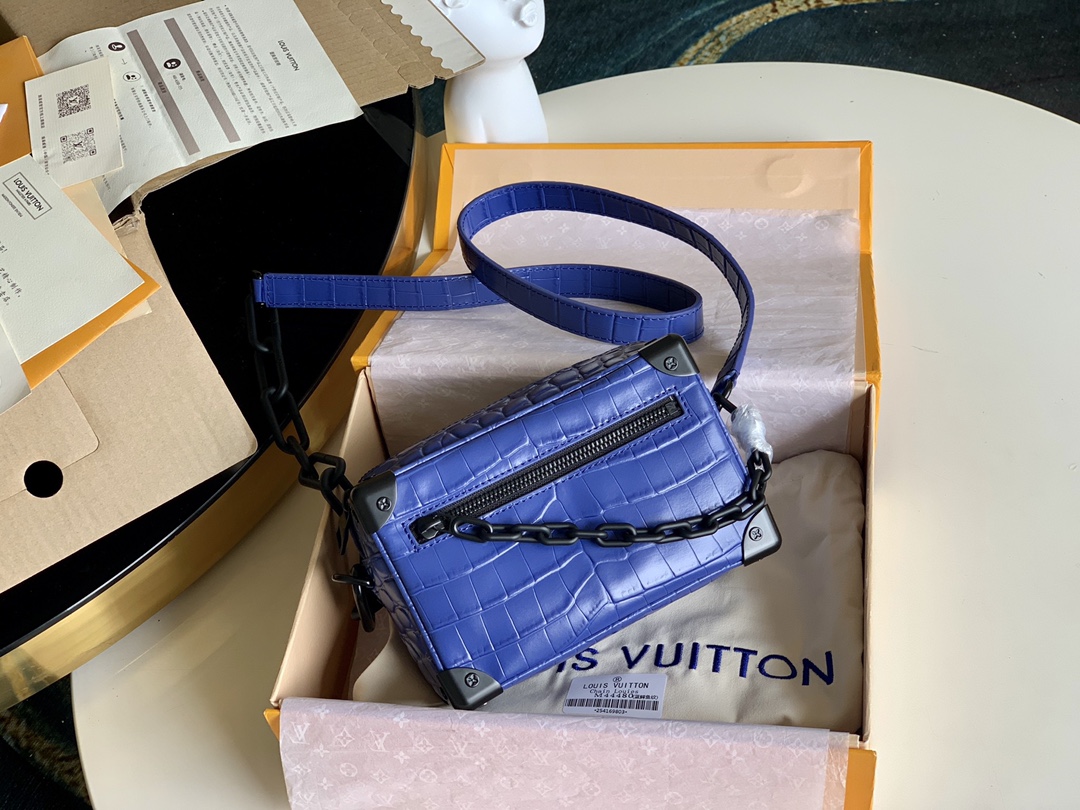 NO:396059,[Exclusive real photo of M44480 blue crocodile pattern] Men's box bag arrives again. It looks super beautiful and versatile. It has a metallic feeling on the back, which makes people look very fashionable. It belongs to a low-key, fashionable and domineering bag. Size: 18×12×7cm M., LV [original leather], louis vuitton19860909【独家实拍M44480蓝色鳄鱼纹】 男款盒子包再次到货 超级好看很百搭 背在身上有一种金属感 把人显得很洋气 属于一款低调又洋气又霸气的包 尺寸:18×12×7cm M.,LV【原厂皮】,louis vuitton,Bag