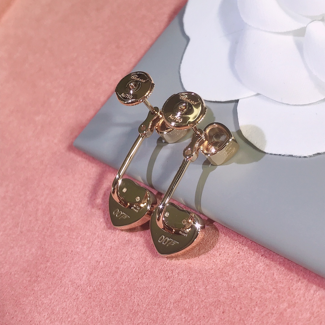 NO:632584,Chopard Hay Hearts series is not ordinary glass, we have the same sapphire glass lens as Z, the same sapphire mirror used in high-end watches, which is super wear-resistant and more translucent than ordinary glass. The heart is CNC carved, very three-dimensional and clean, with a super prominent texture. The details and word stamps are complete, ready for sale...,,chopard, Cartier high-end jewelry19860909萧邦Hay Hearts系列 小心上不是普通玻璃,我们是跟Z一样的蓝宝石玻璃镜片,跟高端手表用的一样的蓝宝石镜面,超级耐磨而且比普通玻璃更透光,心是CNC精雕成型,非常立体干净质感超级凸显,细节,字印钢印全齐,现货……,,chopard,卡迪亚高端饰品,Jewelry