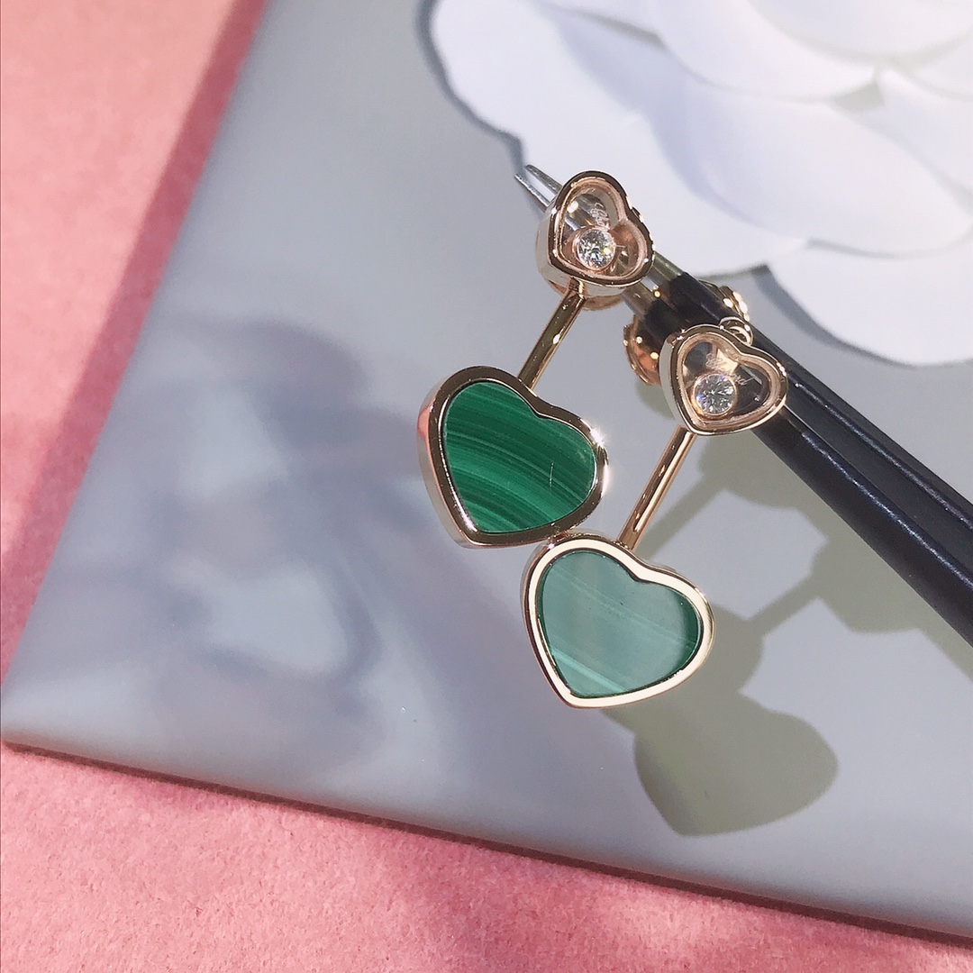 NO:632582,Chopard Hay Hearts series is not ordinary glass, we have the same sapphire glass lens as Z, the same sapphire mirror used in high-end watches, which is super wear-resistant and more translucent than ordinary glass. The heart is CNC carved, very three-dimensional and clean, and the texture is super prominent. The details and word stamps are complete, ready for sale...88320,,chopard,Cardia high-end jewelry19860909萧邦Hay Hearts系列 小心上不是普通玻璃,我们是跟Z一样的蓝宝石玻璃镜片,跟高端手表用的一样的蓝宝石镜面,超级耐磨而且比普通玻璃更透光,心是CNC精雕成型,非常立体干净质感超级凸显,细节,字印钢印全齐,现货……88320,,chopard,卡迪亚高端饰品,Jewelry