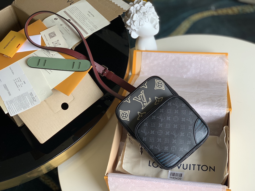 NO:396062,【Exclusive real shot m45439】Reporter bag official website picture Model picture Autumn and winter, Virgil Abloh makes Louis Vuitton's favorite Amazon shoulder bag show the Patchwork collage creativity. The spacious zipper compartment can easily accommodate daily travel needs, and adjustable shoulder straps can be freed with both hands. Monogram Eclipse coated canvas and cowhide fabric lined with metal zipper main compartment, equipped with leather zipper head outside zipper compartment shoulder strap is not removable, adjustable bag strap half length 46.0 cm strap half length adjustable to 56.0 cm Size 17.0 x 21.0 x 6.0 cm H.590, LV [original leather], louis vuitton,louis vuitton,shoulder bags,cowhide19860909【独家实拍m45439】记者包官网图 模特图 秋冬,Virgil Abloh 令路易威登备受青睐的 Amazone 单肩包展现 Patchwork 拼贴创意.宽敞拉链隔层可轻松容纳日常出行所需,可调节肩带解放双手.Monogram Eclipse 涂层帆布和牛皮牛皮饰边织物内衬金属件拉链主隔层,配有皮革拉链头外侧拉链隔层肩带不可拆卸,可调节包带半长46.0 厘米带半长可调至56.0 厘米尺寸17.0 x 21.0 x 6.0 厘米H.590,LV【原厂皮】,louis vuitton,louis vuitton,shoulder bags,cowhide,Bag