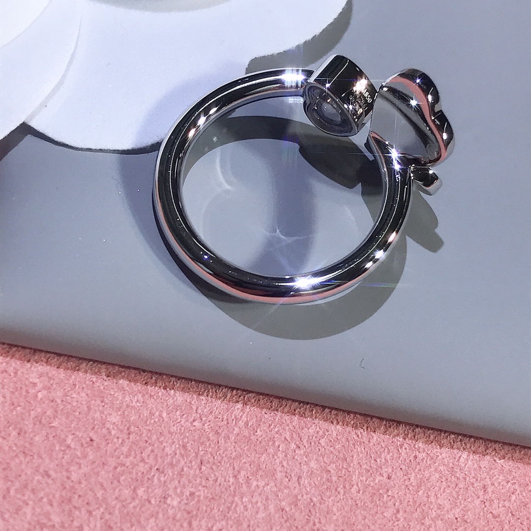 NO:632591,Chopard Hay Hearts series is not ordinary glass, we have the same sapphire glass lens as Z, the same sapphire mirror used in high-end watches, which is super wear-resistant and more translucent than ordinary glass. The heart is CNC carved, very three-dimensional and clean, and the texture is super prominent. The details and word stamps are complete, ready for sale...88260,,chopard,Cardia high-end jewelry19860909萧邦Hay Hearts系列 小心上不是普通玻璃,我们是跟Z一样的蓝宝石玻璃镜片,跟高端手表用的一样的蓝宝石镜面,超级耐磨而且比普通玻璃更透光,心是CNC精雕成型,非常立体干净质感超级凸显,细节,字印钢印全齐,现货……88260,,chopard,卡迪亚高端饰品,Jewelry