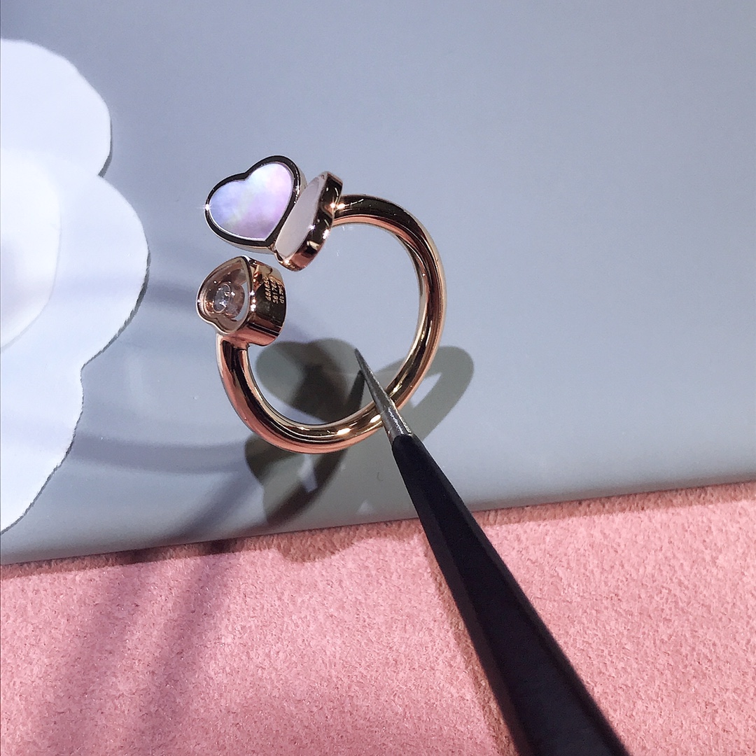 NO:634324,Chopard Hay Hearts series, the hearts are not ordinary glass, we have the same sapphire glass lens as Z, the same sapphire mirror used in high-end watches, which is super wear-resistant and more translucent than ordinary glass. The heart is CNC carved, very three-dimensional and clean, with super prominent texture, complete details and stamps, in stock 5# 6# 7# 8#88260,,chopard, Cartier high-end jewelry19860909萧邦Hay Hearts系列 心上不是普通玻璃,我们是跟Z一样的蓝宝石玻璃镜片,跟高端手表用的一样的蓝宝石镜面,超级耐磨而且比普通玻璃更透光,心是CNC精雕成型,非常立体干净质感超级凸显,细节,字印钢印全齐,现货5# 6# 7# 8#88260,,chopard,卡迪亚高端饰品,Jewelry