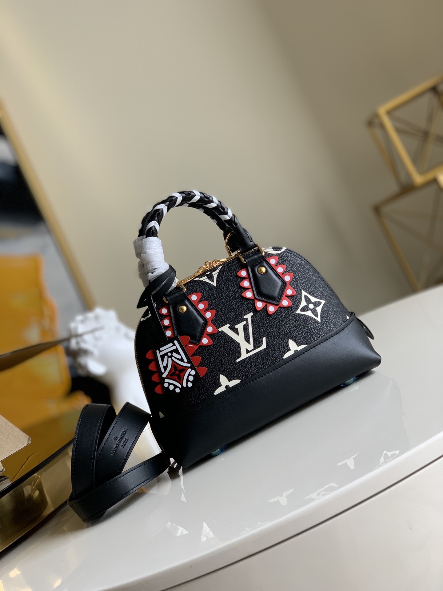 NO:396065,【Exclusive real photo M44829 black silk】NEO ALMA Empreinte leather has a soft, soft feeling inner layer and bright colors. This casual bag is very light and thin, full-leather embossed shell bag oo[handshake][handshake] The interior is spacious and carries varied, making it the ideal daily bag. The signature is Louis Vuitton's iconic padlock and key bell. Size 25-18-12cm Q.,LV [original leather],louis vuitton,louis vuitton19860909【独家实拍M44829黑色丝】NEO ALMA Empreinte皮革有一个柔软,柔软的感觉内里层与鲜明的颜色.这款休闲包非常轻薄,全皮压花贝壳包oo[握手][握手]内部空间宽敞,携带方式多样,是最理想的日常包.签名者是路易威登标志性的挂锁和钥匙铃 尺寸25-18-12cm Q.,LV【原厂皮】,louis vuitton,louis vuitton,Bag