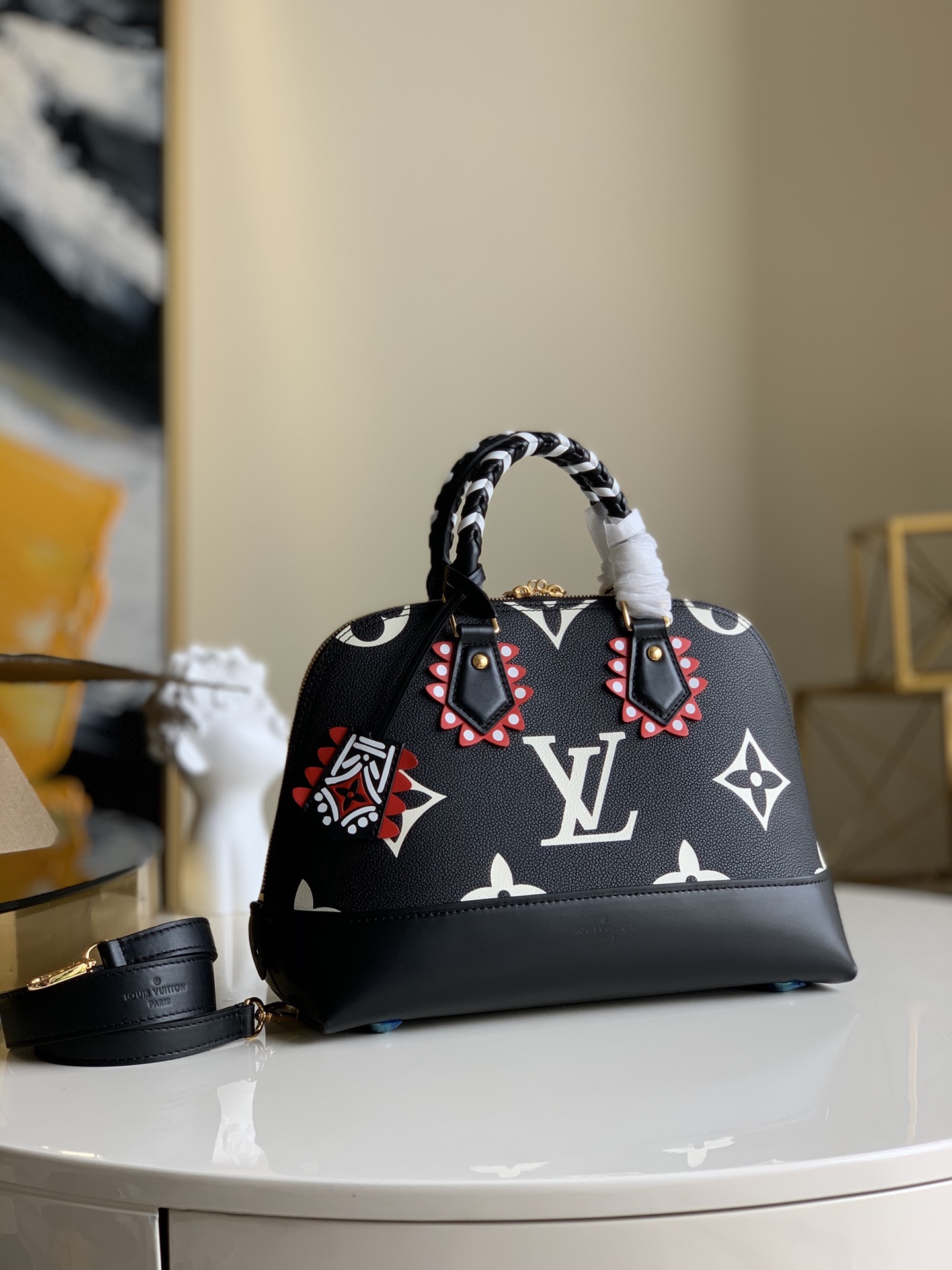 NO:396039,【Exclusive real photo M44832 black silk screen】Medium NEO ALMA Empreinte leather has a soft, soft feeling inner layer and bright colors. This casual bag is very light and thin, full-leather embossed shell bag oo[handshake][handshake] The interior is spacious and carries varied, making it the ideal daily bag. The signature is Louis Vuitton's iconic padlock and key bell. Size 32×24×15cm Q., LV [original leather], louis vuitton, louis vuitton19860909【独家实拍M44832黑色丝印】中号 NEO ALMA Empreinte皮革有一个柔软,柔软的感觉内里层与鲜明的颜色.这款休闲包非常轻薄,全皮压花贝壳包oo[握手][握手]内部空间宽敞,携带方式多样,是最理想的日常包.签名者是路易威登标志性的挂锁和钥匙铃 尺寸32×24×15cm Q.,LV【原厂皮】,louis vuitton,louis vuitton,Bag