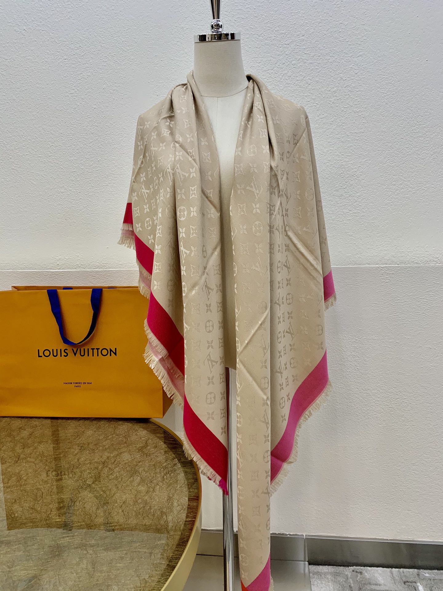 LV路易威登On The Edge Monogram 羊毛桑蚕丝混纺披肩M76371 M76465 M76372