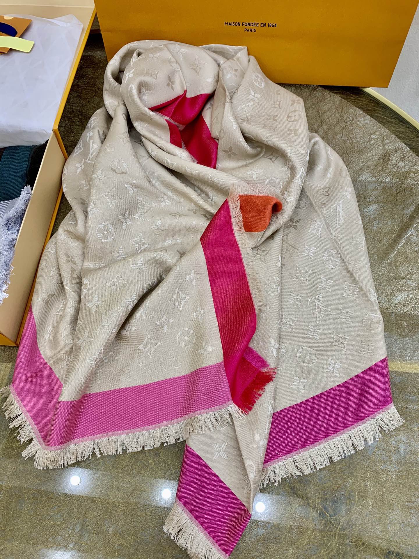 LV路易威登On The Edge Monogram 羊毛桑蚕丝混纺披肩M76371 M76465 M76372