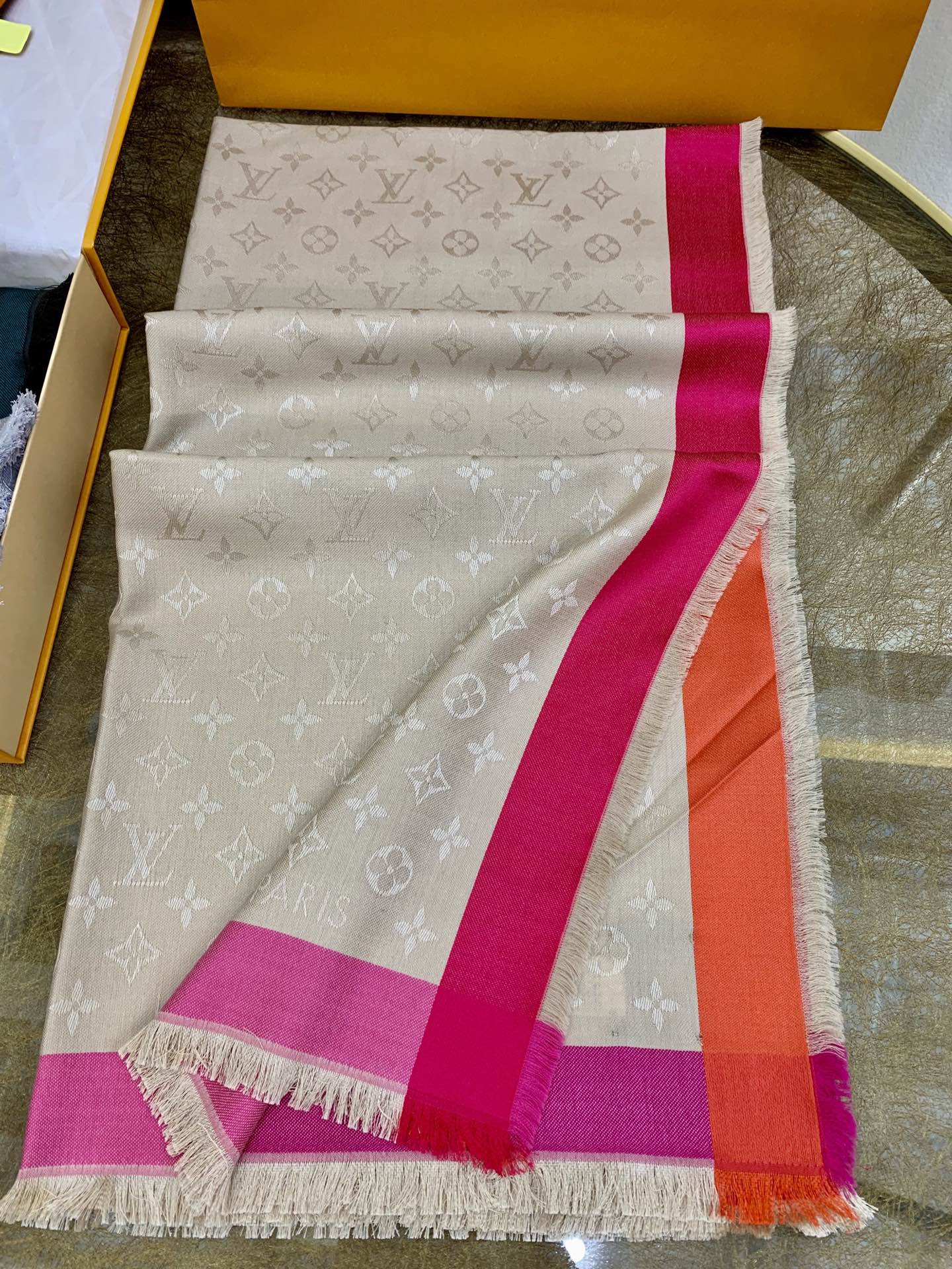 LV路易威登On The Edge Monogram 羊毛桑蚕丝混纺披肩M76371 M76465 M76372
