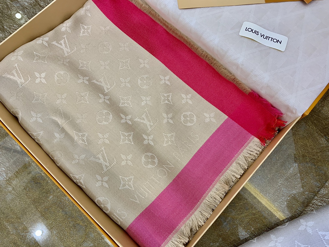 LV路易威登On The Edge Monogram 羊毛桑蚕丝混纺披肩M76371 M76465 M76372