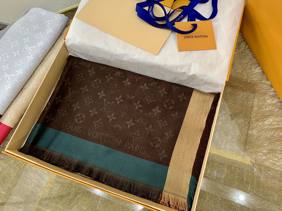LV路易威登On The Edge Monogram 羊毛桑蚕丝混纺披肩M76371 M76465 M76372