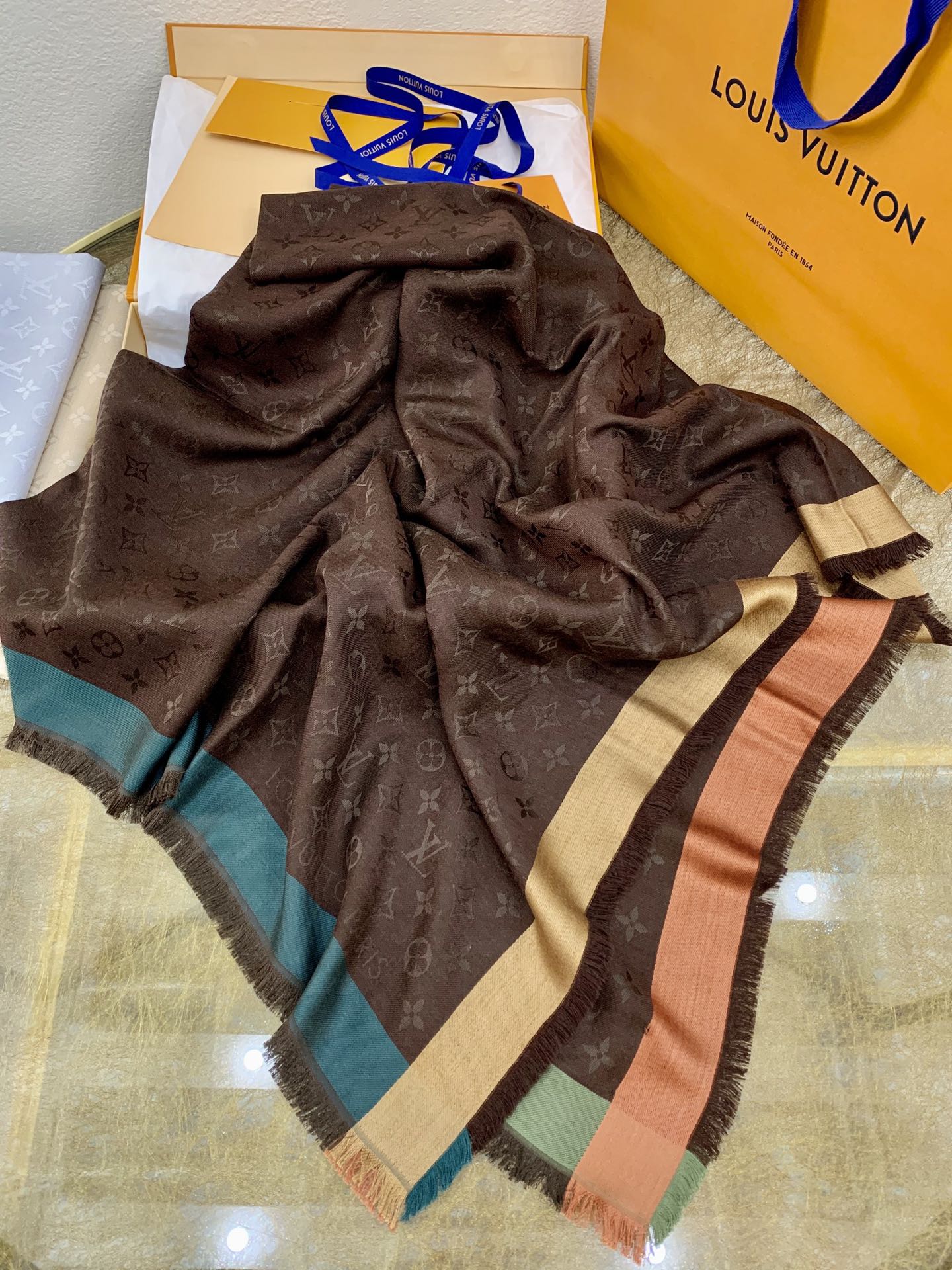 LV路易威登On The Edge Monogram 羊毛桑蚕丝混纺披肩M76371 M76465 M76372