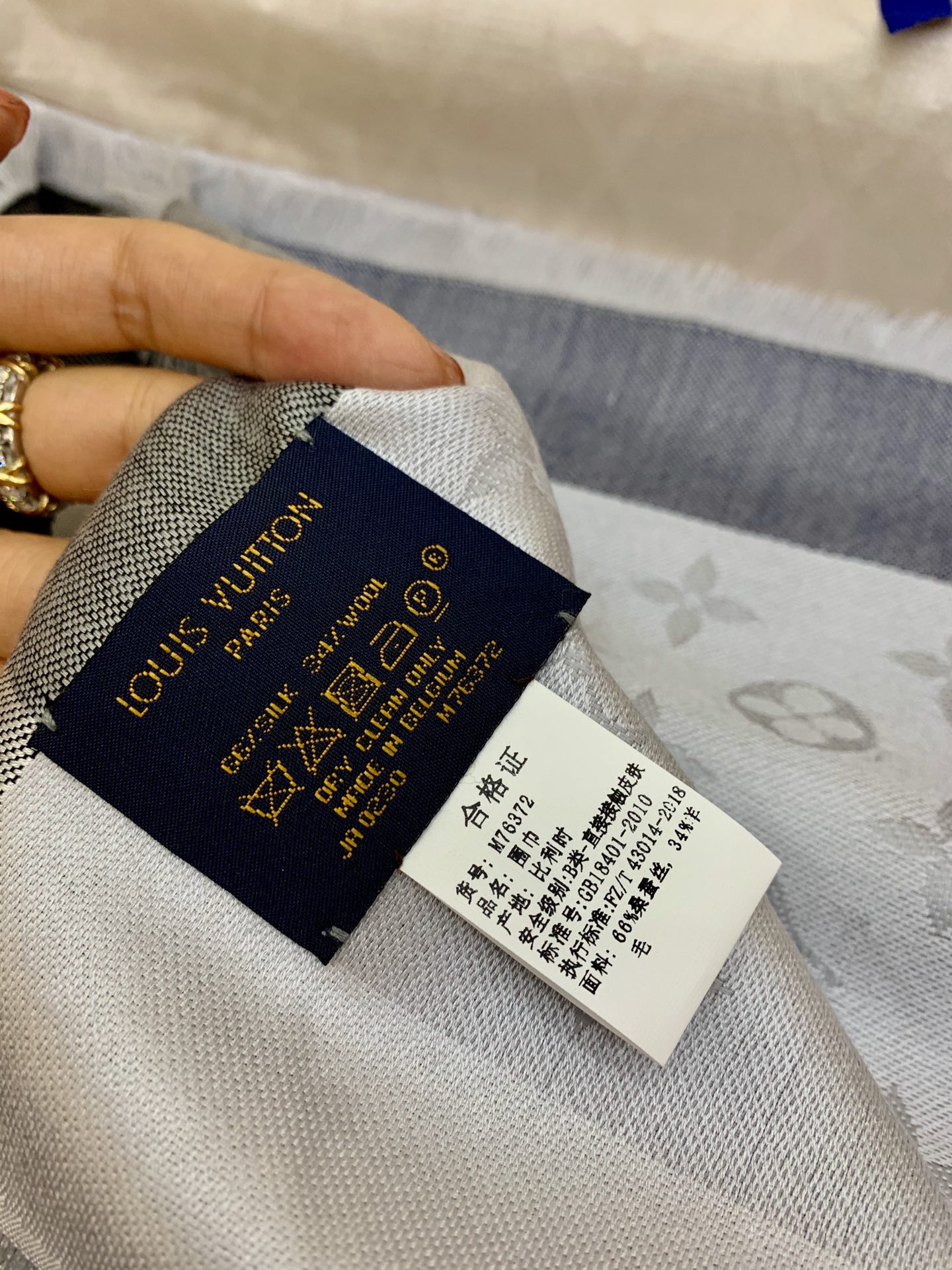 LV路易威登On The Edge Monogram 羊毛桑蚕丝混纺披肩M76371 M76465 M76372