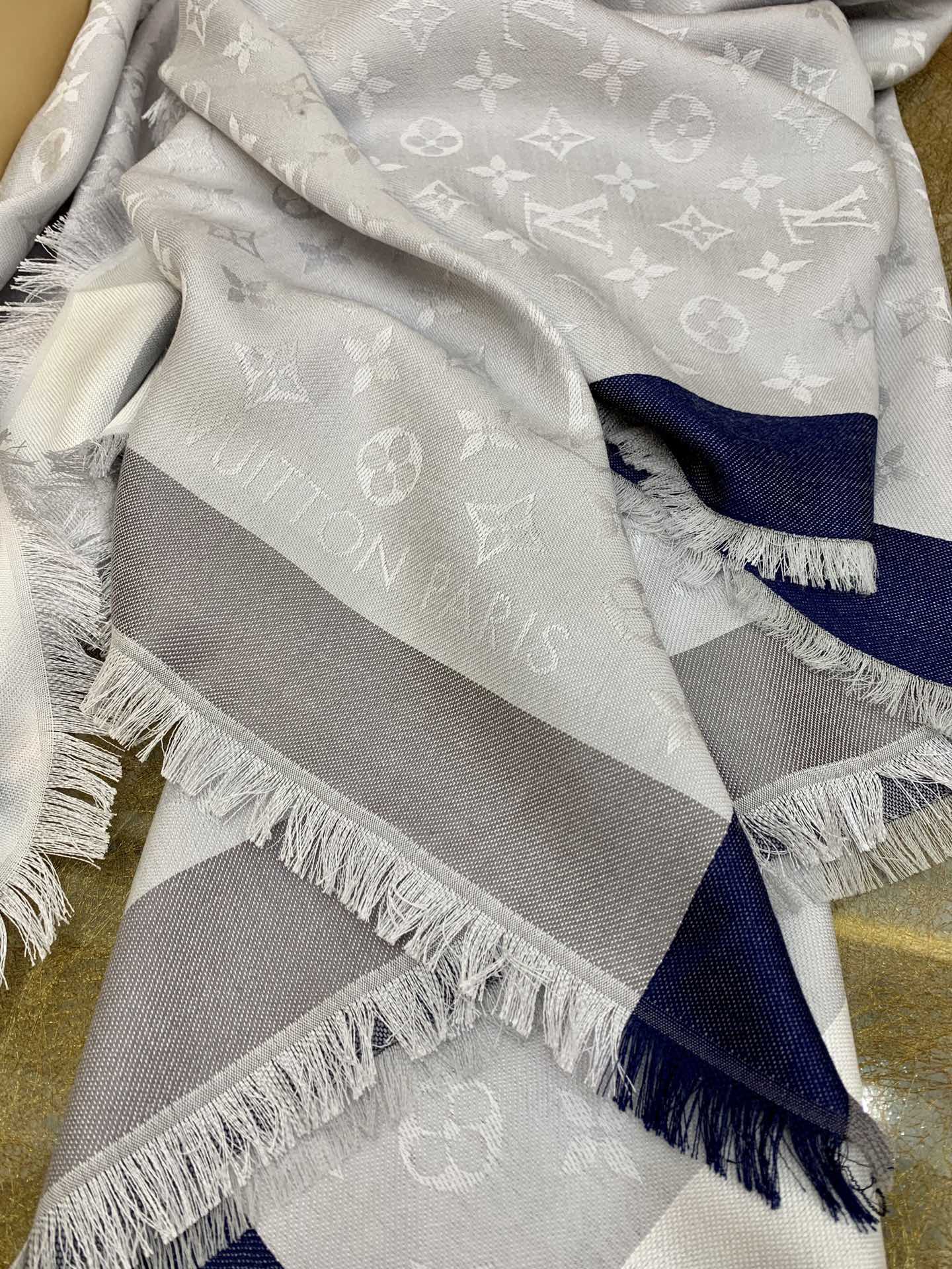 LV路易威登On The Edge Monogram 羊毛桑蚕丝混纺披肩M76371 M76465 M76372
