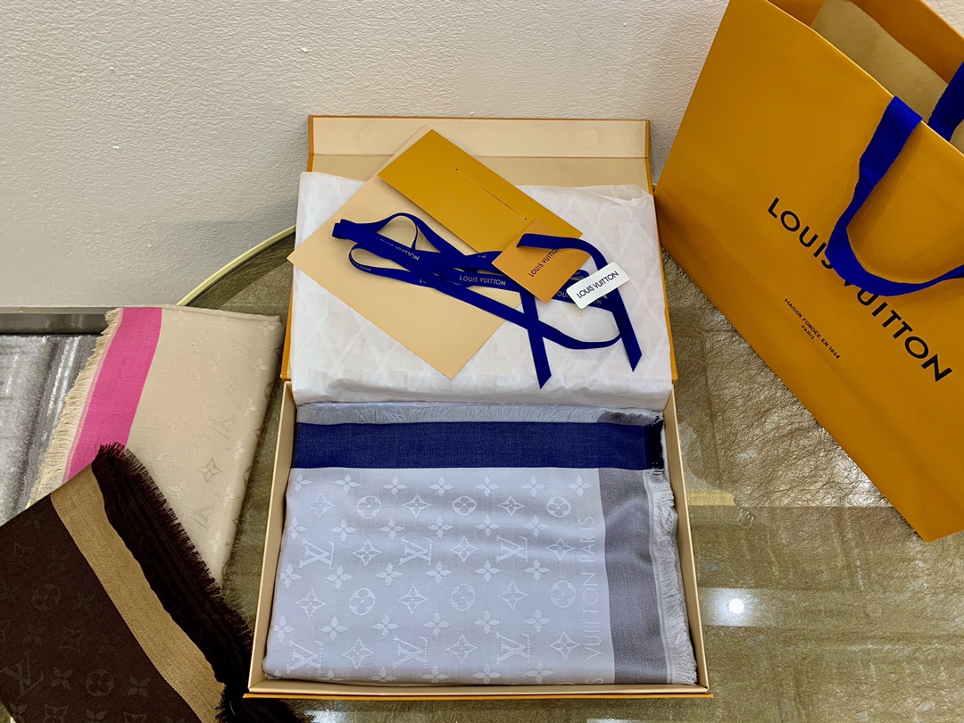 LV路易威登On The Edge Monogram 羊毛桑蚕丝混纺披肩M76371 M76465 M76372