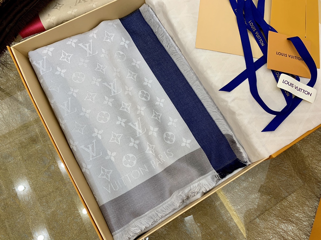 LV路易威登On The Edge Monogram 羊毛桑蚕丝混纺披肩M76371 M76465 M76372