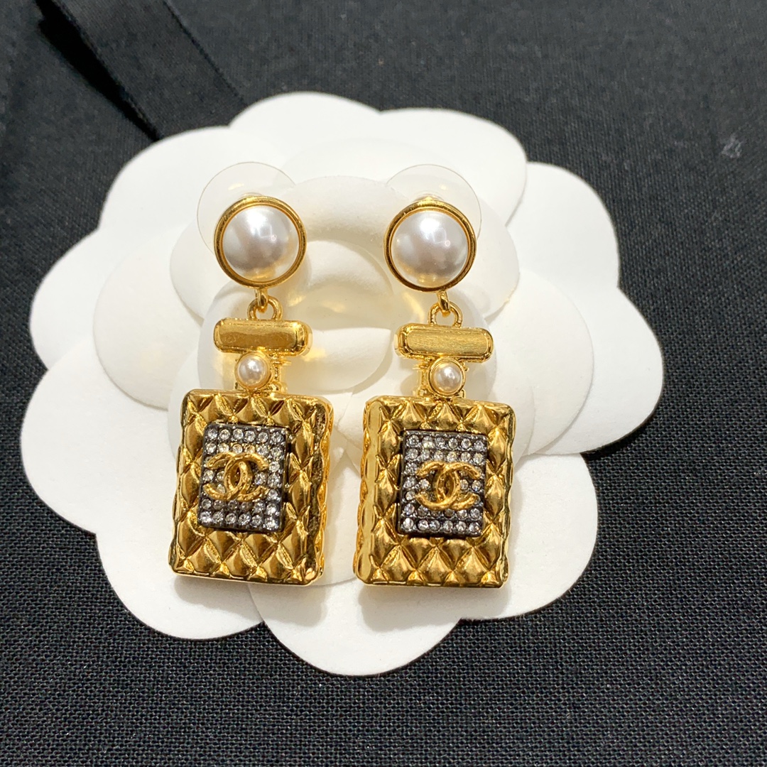 NO:105335,No. XED0140 Chanel Chanel Xiaoxiang Perfume Bottle Love Earrings Hot Selling Earrings The highest version on the market!  1:1 style mold opening of the counter, the original version of the counter is made of sub-gold material!  Xiaoxiang Classic Logo Chanel Ear Crane Goddess Essentials, Super Slim Face, Boutique Jewelry, Chanel, Earrings19860909编号XED0140 Chanel香奈儿小香香水瓶爱心耳钉 耳环热销款 市面最高版本！专柜1:1款式开模 专柜原版同亚金材质！小香经典Logo香奈儿耳吊 女神必备 ,超级显脸瘦,,饰品精品,chanel,chanel,earrings,Jewelry