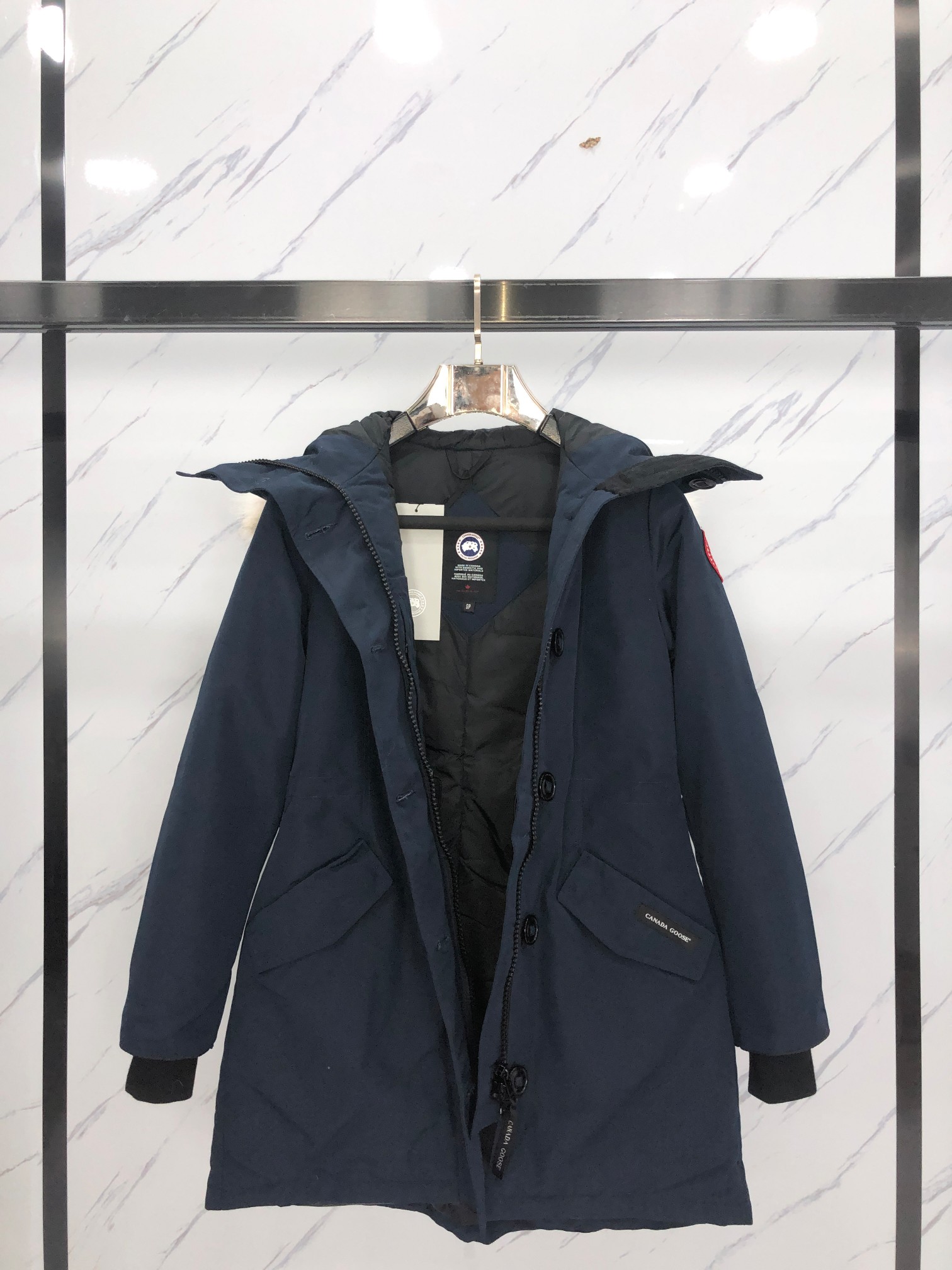 P480
)大狼毛
CANADA GOOES 05款/燕尾服女款深蓝
工厂直供:供应全球代购.微商.实体.天猫.高端档口以及工作室合作,可免费代发!
加拿大鹅Rossclair【罗斯·克莱尔】派克大衣-05款女款,周冬雨同款。,南北极科考队等都选择加拿大鹅作为御寒装备,羽绒服界的劳斯莱斯!
➖ 进口百灵达绣花机定制绣花标,最高级别超行业领先。
➖ 进口韩国21支涤棉混纺原厂面料,TC85防水涂层面料,放水防风且耐磨。
➖ 新国标80白鸭绒平均充绒500克.充绒量行业级领先。
➖ 100%尼龙nylon里布双重双层封禁设计,防止跑绒,袖口无缝螺纹设计!
➖ 加拿大西部青狼毛领。
➖ 吉田YKK客供原厂定制电镀拉头,YKK双向可锁定拉链,紧实顺滑不掉漆。
➖ 3M复合魔术贴经久耐用,辅料五金全部拆版定做。
注:我们文案只有简单明了,与其想看吹嘘文案不如拿样对比了解。
只为最纯粹的大鹅,最专注·最专业·最高品质·最高性价比!
SIZE:S-XL【附尺码表】