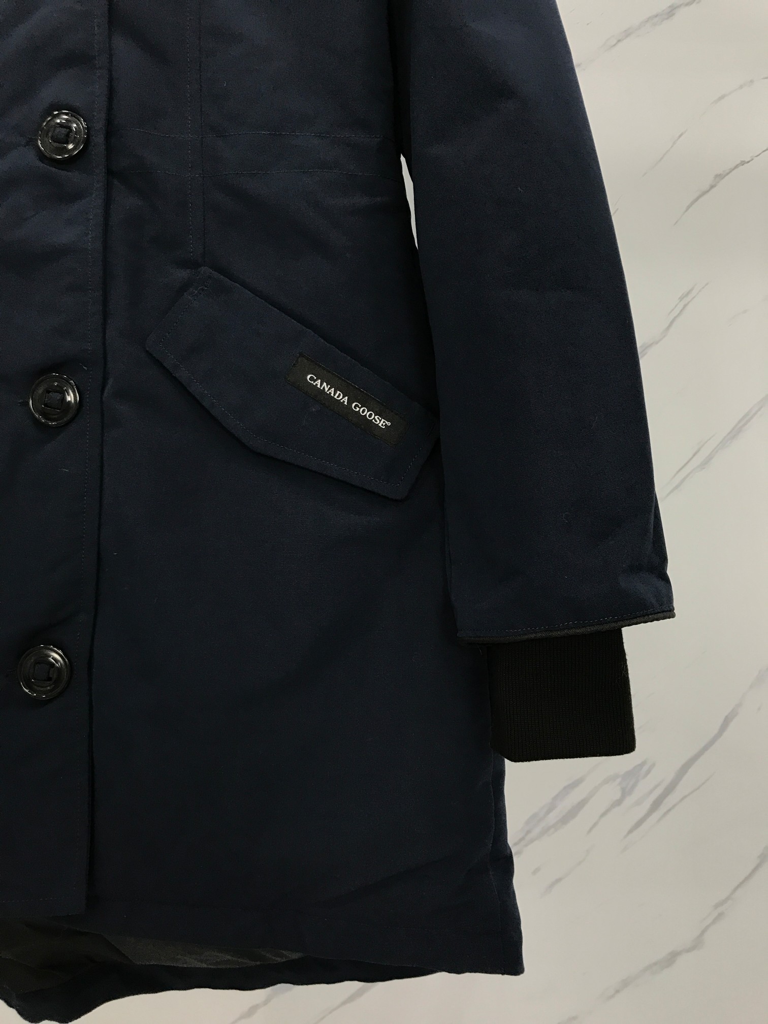 P480
)大狼毛
CANADA GOOES 05款/燕尾服女款深蓝
工厂直供:供应全球代购.微商.实体.天猫.高端档口以及工作室合作,可免费代发!
加拿大鹅Rossclair【罗斯·克莱尔】派克大衣-05款女款,周冬雨同款。,南北极科考队等都选择加拿大鹅作为御寒装备,羽绒服界的劳斯莱斯!
➖ 进口百灵达绣花机定制绣花标,最高级别超行业领先。
➖ 进口韩国21支涤棉混纺原厂面料,TC85防水涂层面料,放水防风且耐磨。
➖ 新国标80白鸭绒平均充绒500克.充绒量行业级领先。
➖ 100%尼龙nylon里布双重双层封禁设计,防止跑绒,袖口无缝螺纹设计!
➖ 加拿大西部青狼毛领。
➖ 吉田YKK客供原厂定制电镀拉头,YKK双向可锁定拉链,紧实顺滑不掉漆。
➖ 3M复合魔术贴经久耐用,辅料五金全部拆版定做。
注:我们文案只有简单明了,与其想看吹嘘文案不如拿样对比了解。
只为最纯粹的大鹅,最专注·最专业·最高品质·最高性价比!
SIZE:S-XL【附尺码表】