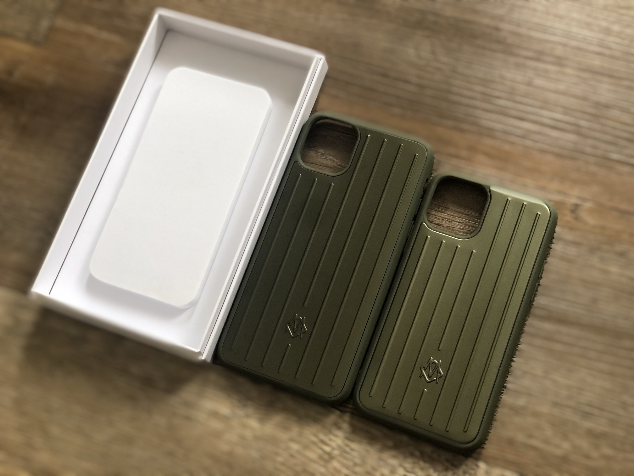 Fundas de teléfono RIMOWA de aluminio y magnesio disponibles [feliz] Plata con borde blanco, plata con borde …