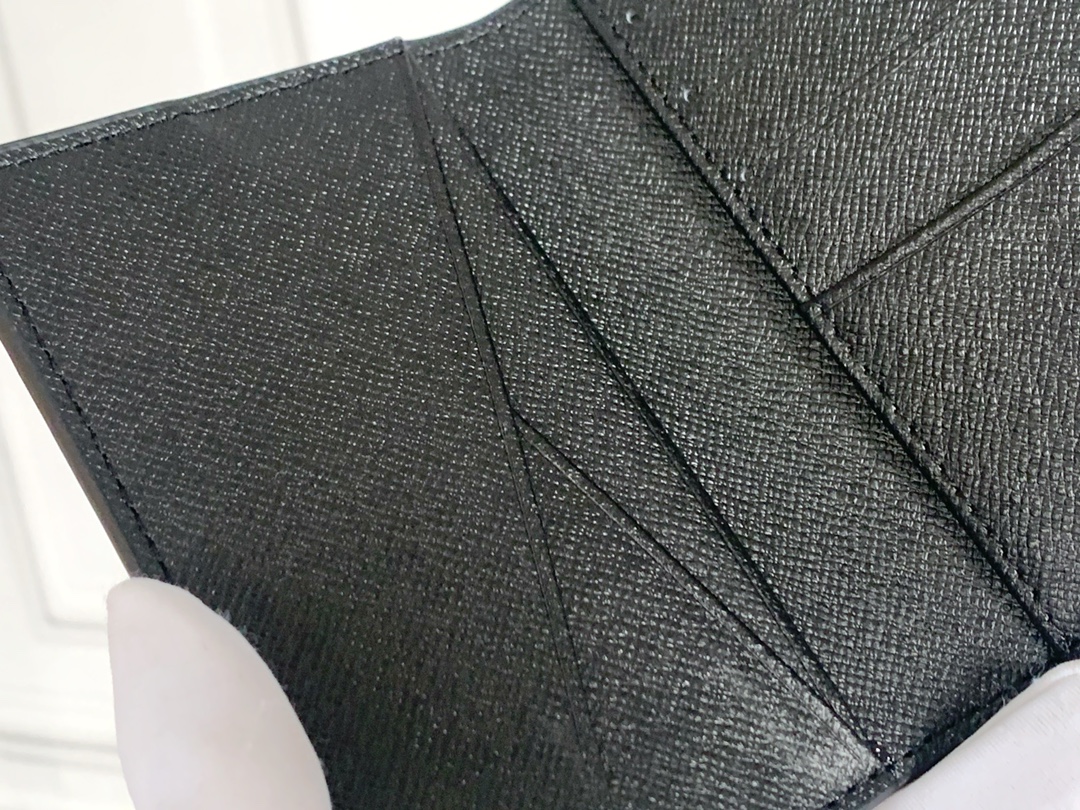 Louis Vuitton 小カードケース - 機能的な7つの収納スペース