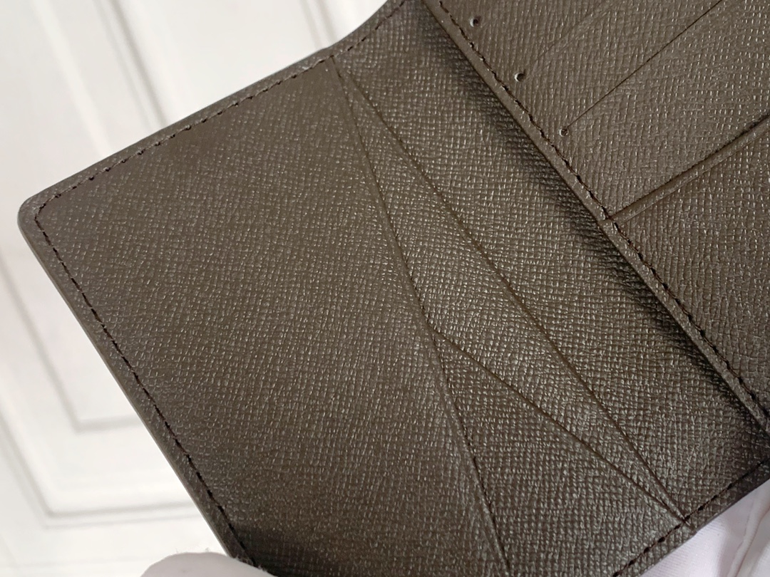 Louis Vuitton 小カードケース ダミエ柄 7つの収納スペース